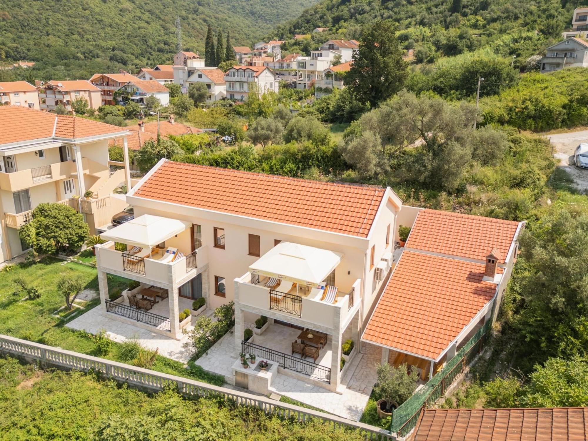 Bradasevic Tivat**** Апартаменти Тиват