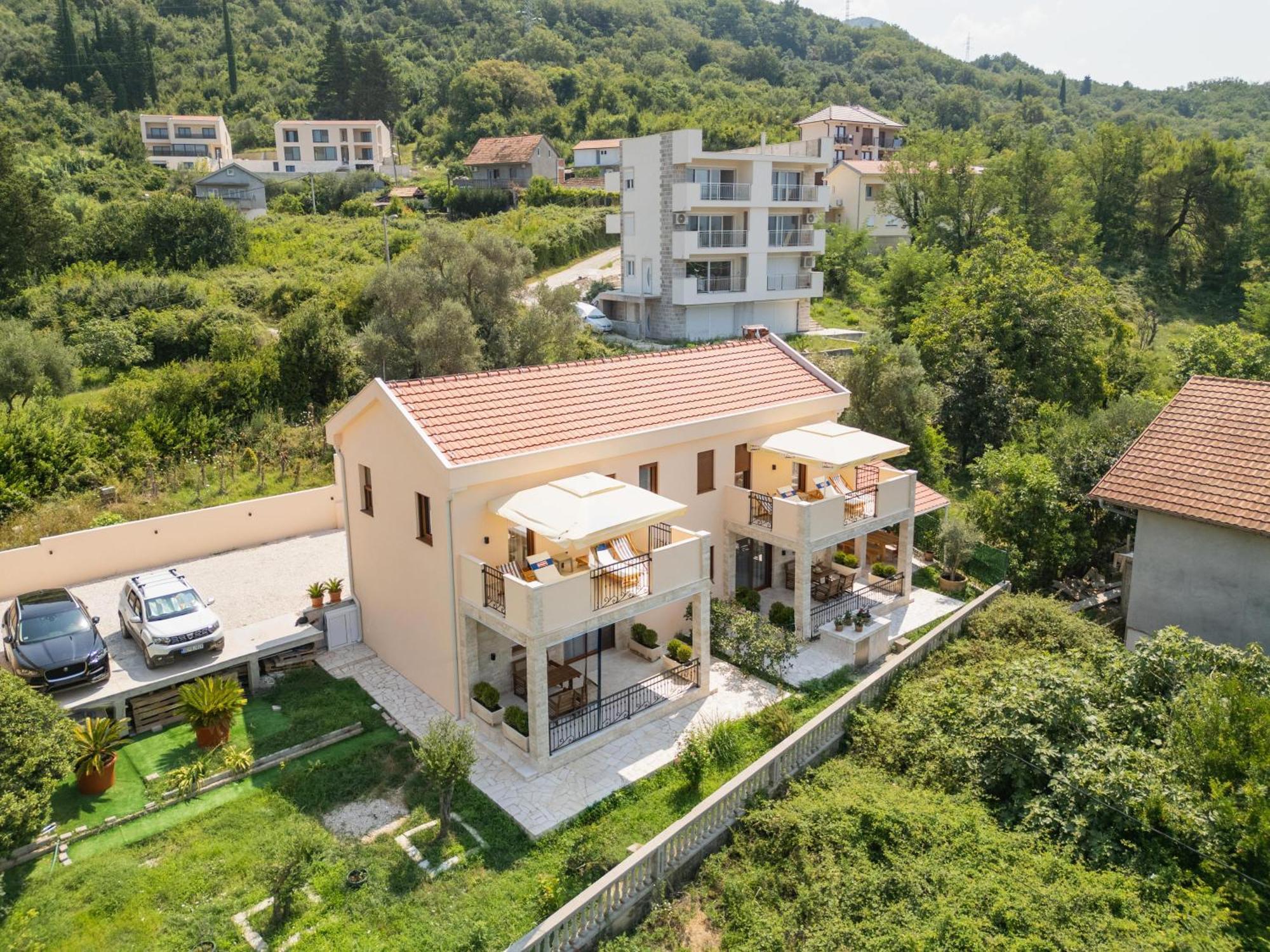 Bradasevic Tivat**** *
