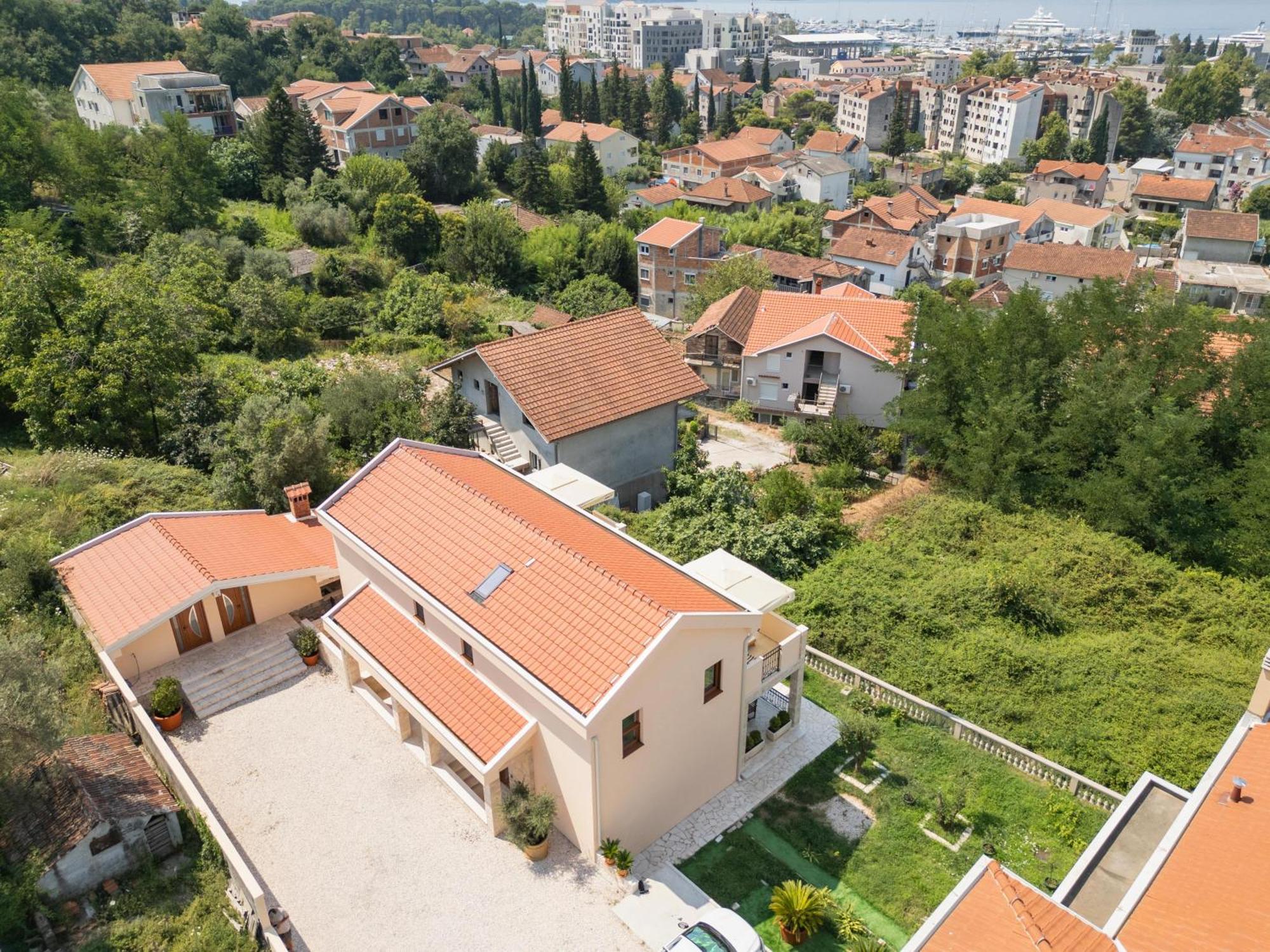 Bradasevic Tivat**** Апартаменти