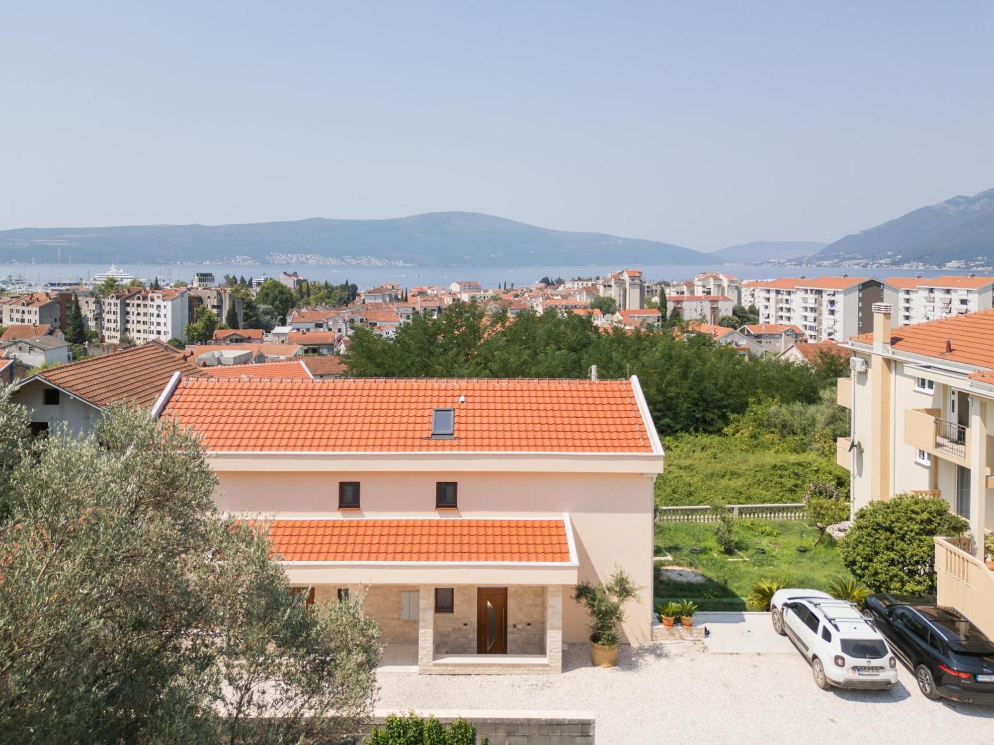 Bradasevic Tivat**** * Тиват
