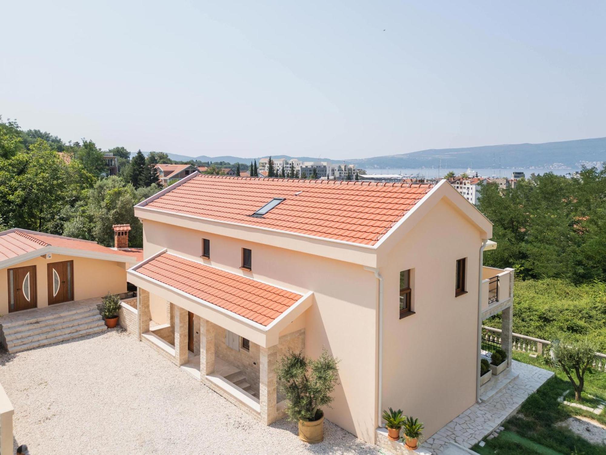 Bradasevic Tivat**** Апартаменти